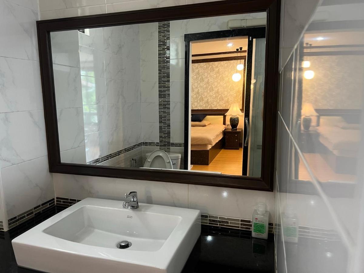 October Hostel Chiangmai Csiangmaj Kültér fotó